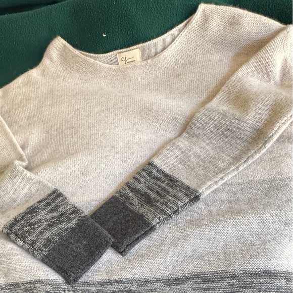 White cashmere sweater, very soft. Can be worn with jeans or dressed up. - Picture 2 of 5